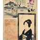 Estampe Japonaise de Kunichika Toyohara, femme en kimono noir et obi doré, façade restaurant de poisson, pliage papiers blanc, motif textile bambou, palme, cartouche violet avec raison et éventail.
