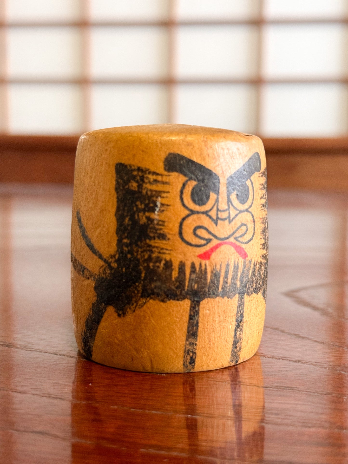 Kokeshi daruma petite noir et rouge profil