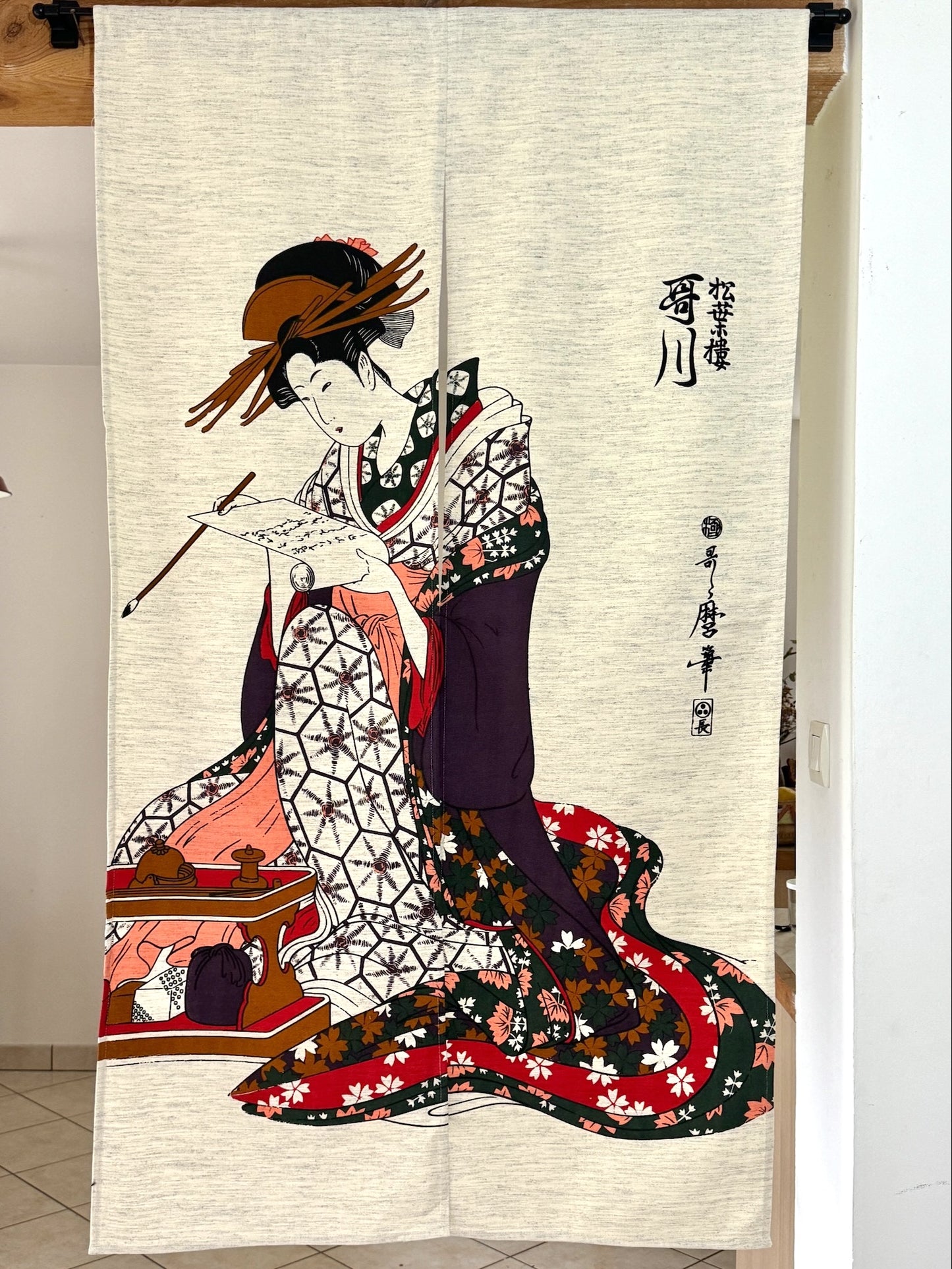 Noren japonais avec une illustration de femme en kimono, motifs floraux et géométriques, inspirée de l'art ukiyo-e.