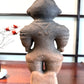 Réplique de statuette japonaise en argile de la période Jomon avec des motifs gravés sur le dos, vu de dos