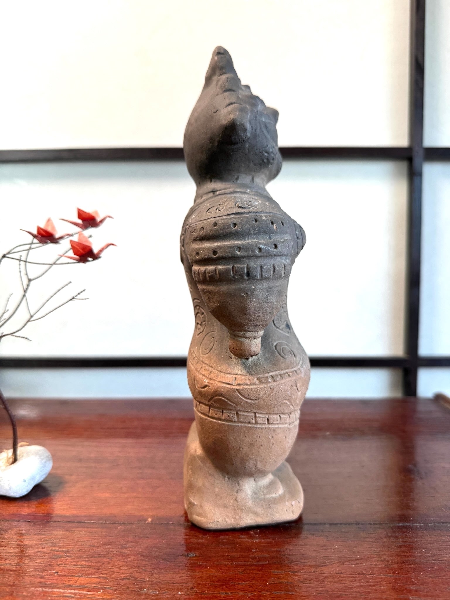 Réplique de statuette japonaise en argile de la période Jomon avec des motifs gravés sur le dos., profil droit