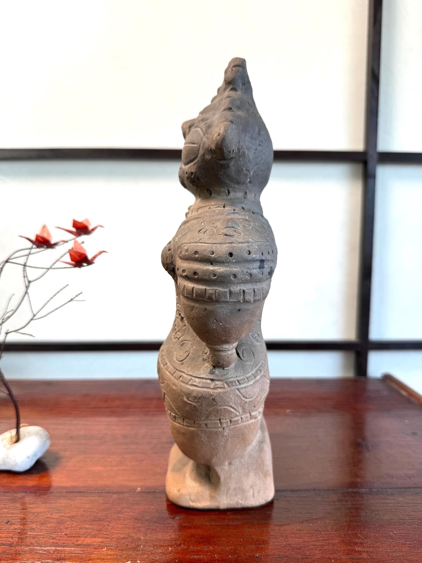 Réplique de statuette japonaise en argile de la période Jomon avec des motifs gravés sur le dos., profil gauche