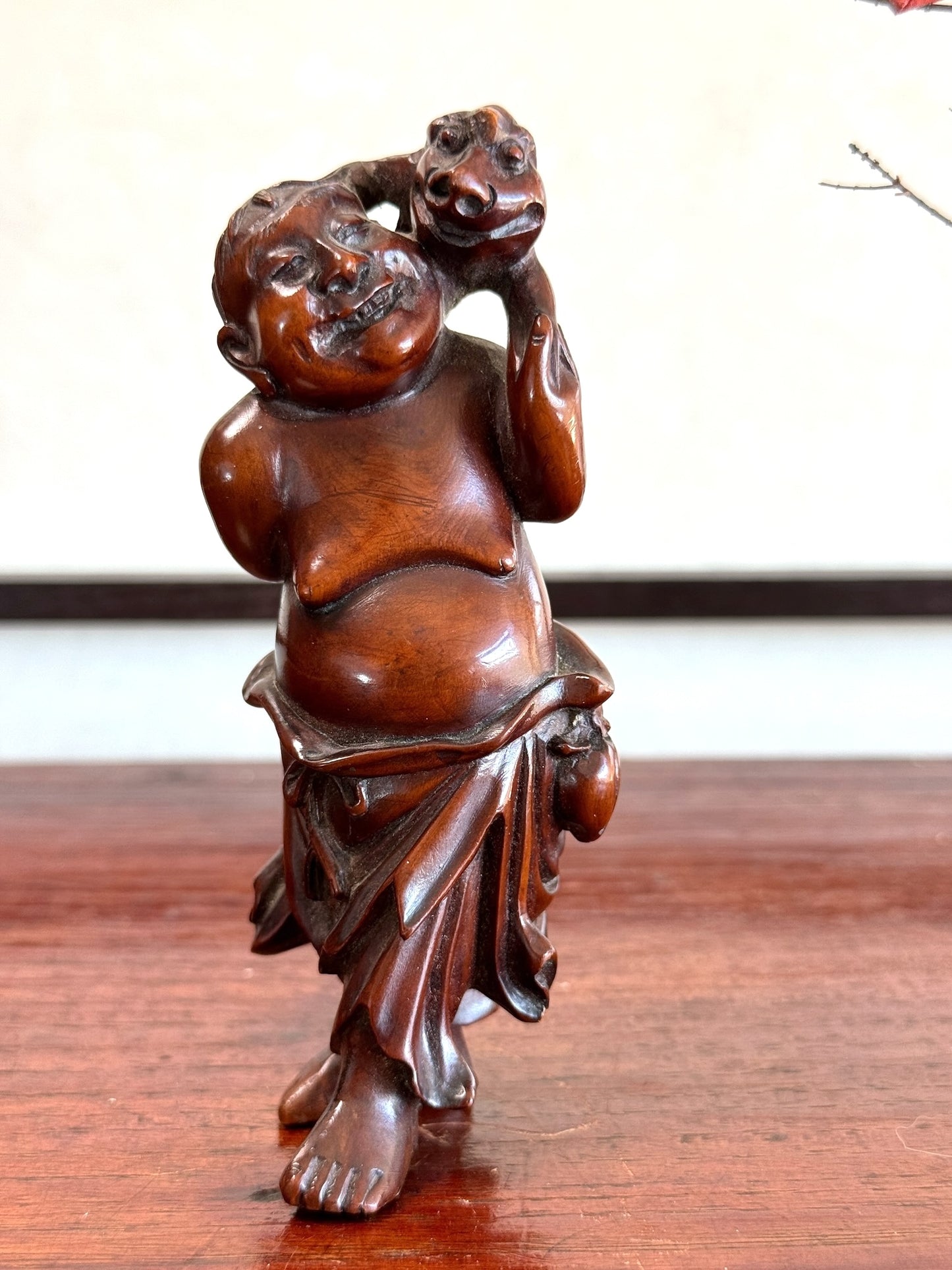 dieu du bonheur japonais Ebisu en bois, vu de face