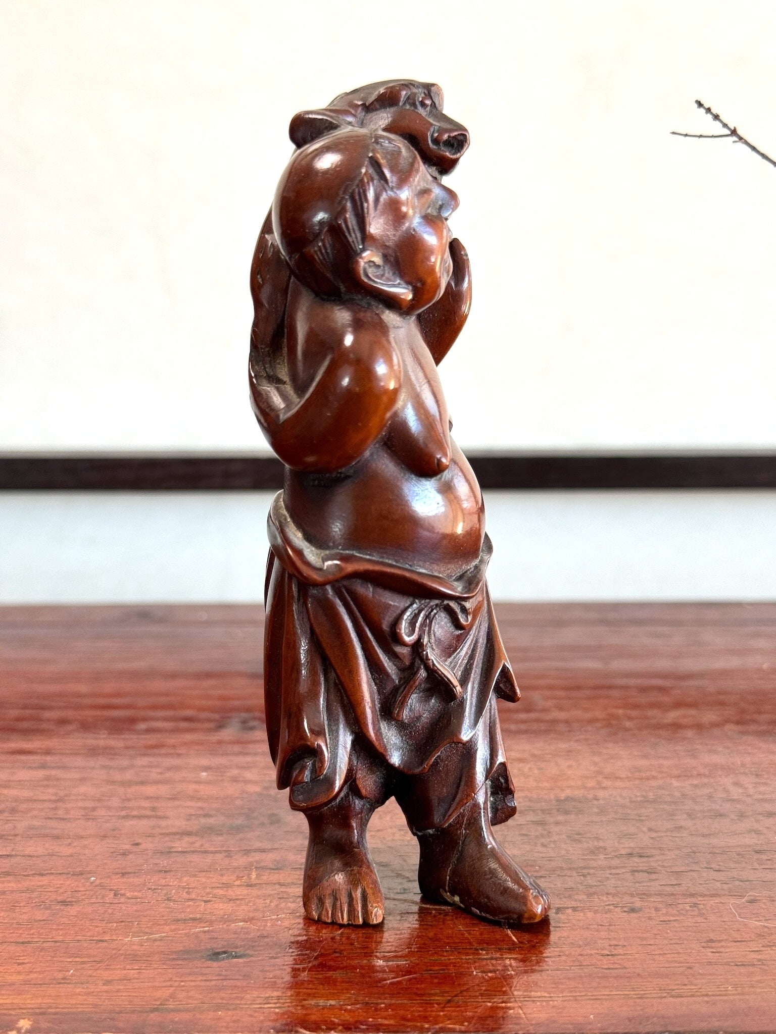 dieu du bonheur japonais Ebisu en bois, profil droit