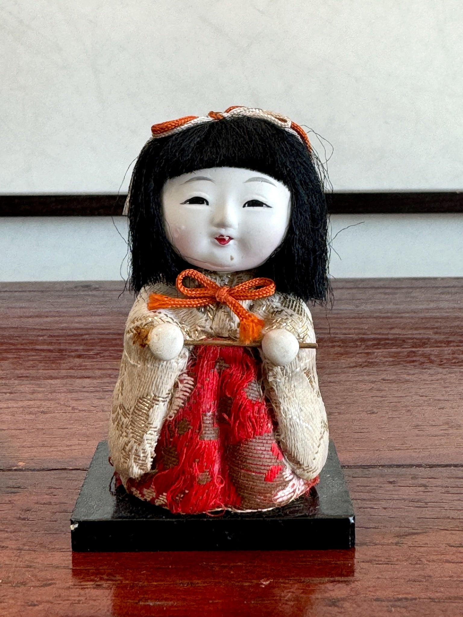 poupée japonaise kimekomi miniature avec plateau repas en laque noire, gros plan