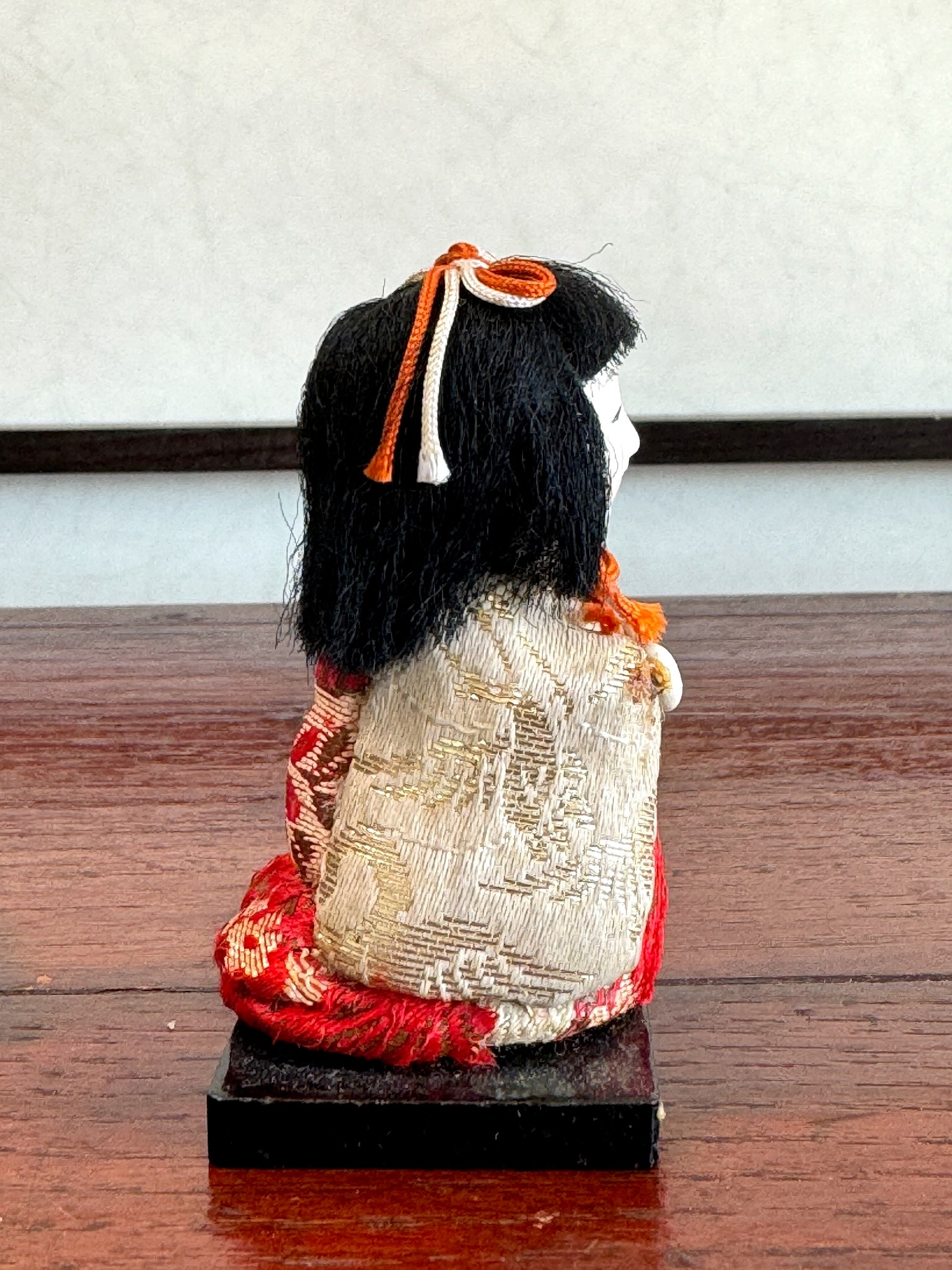 poupée japonaise kimekomi miniature avec plateau repas en laque noire, profil droit