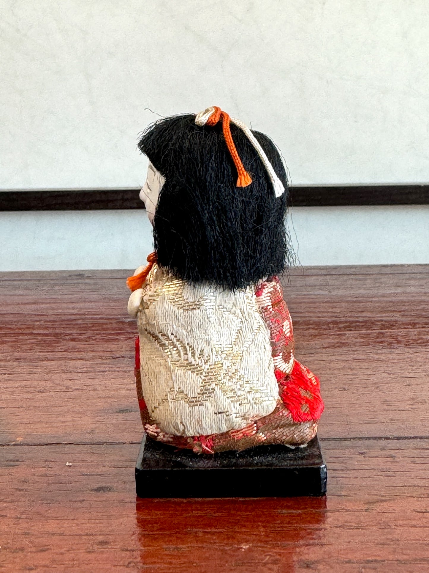 poupée japonaise kimekomi miniature avec plateau repas en laque noire, profil gauche