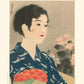 estampe japonaise de Shinsui Ito, portrait d'une femme en kimono bleu avec chrysanthème rose