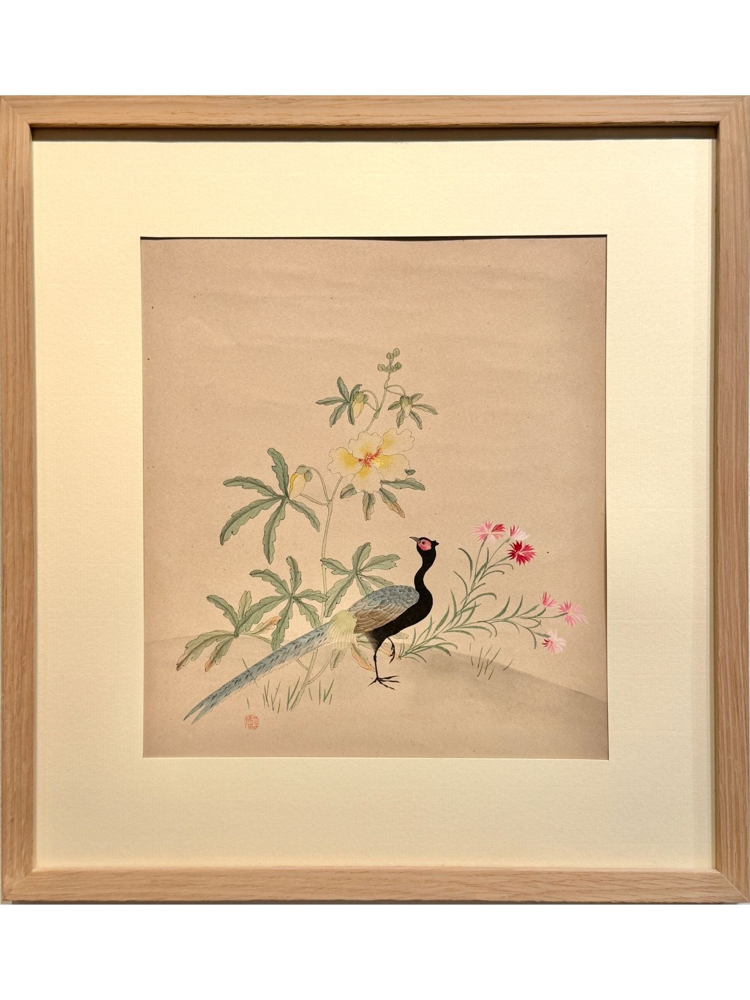 peinture japonaise ancienne d'un faisan marchant dans les fleurs, encadrée avec un cadre en chêne naturel