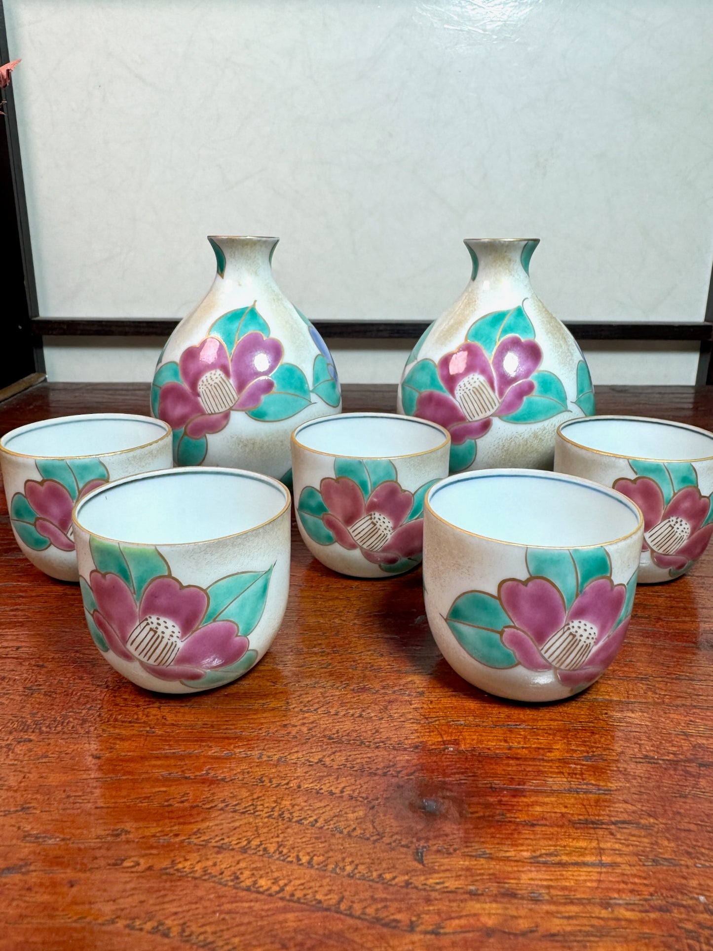 service a sake motif camelia tasses et pichets