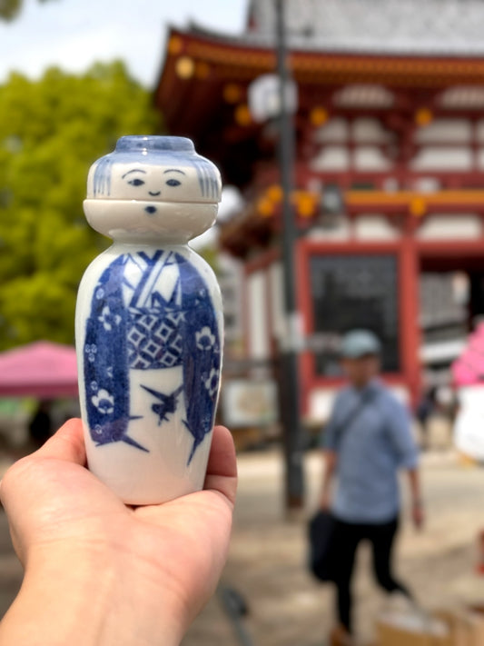 bouteille saké japonais forme personnage, la tête s'ouvre et devient tasse