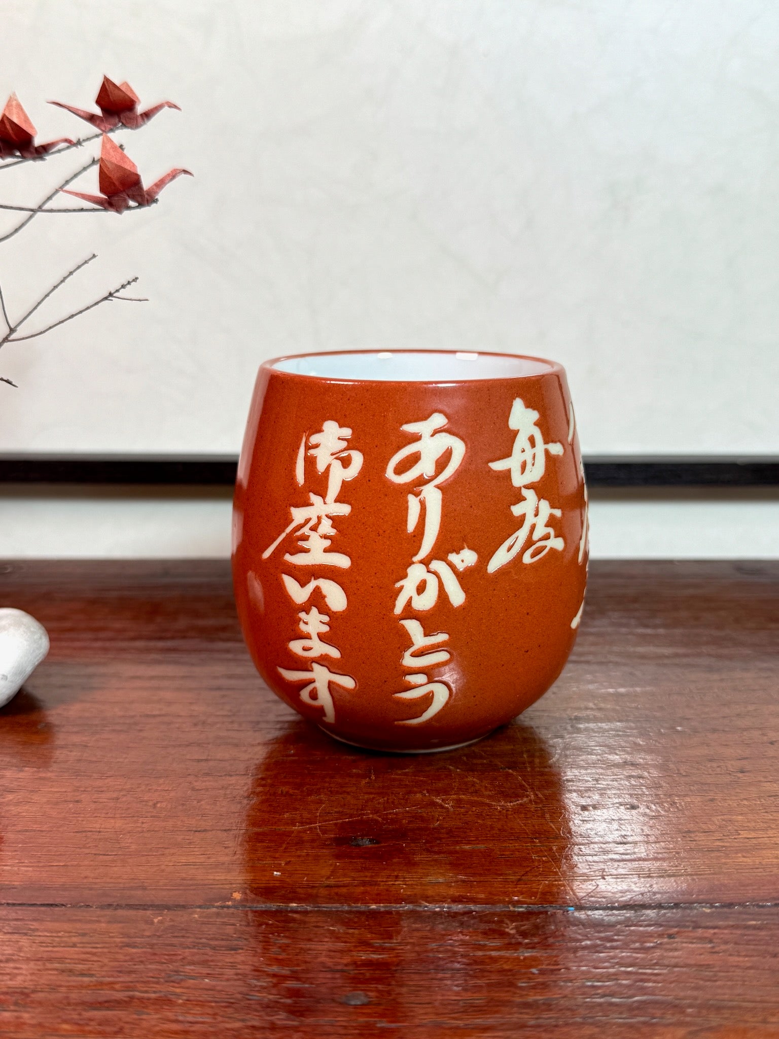 Tasse mug en forme de daruma photo derrière
