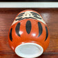 Tasse mug en forme de daruma photo dessous