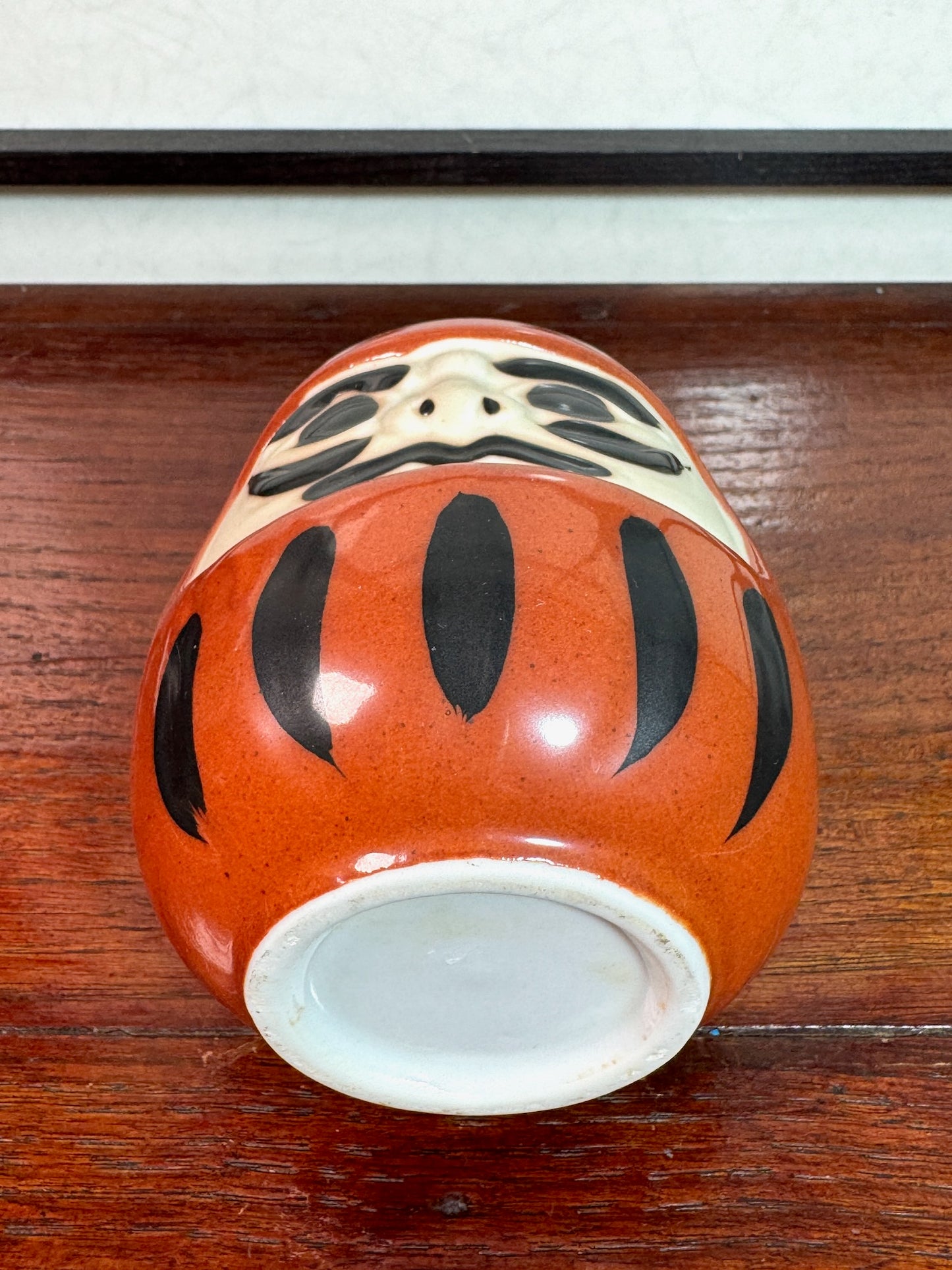 Tasse mug en forme de daruma photo dessous