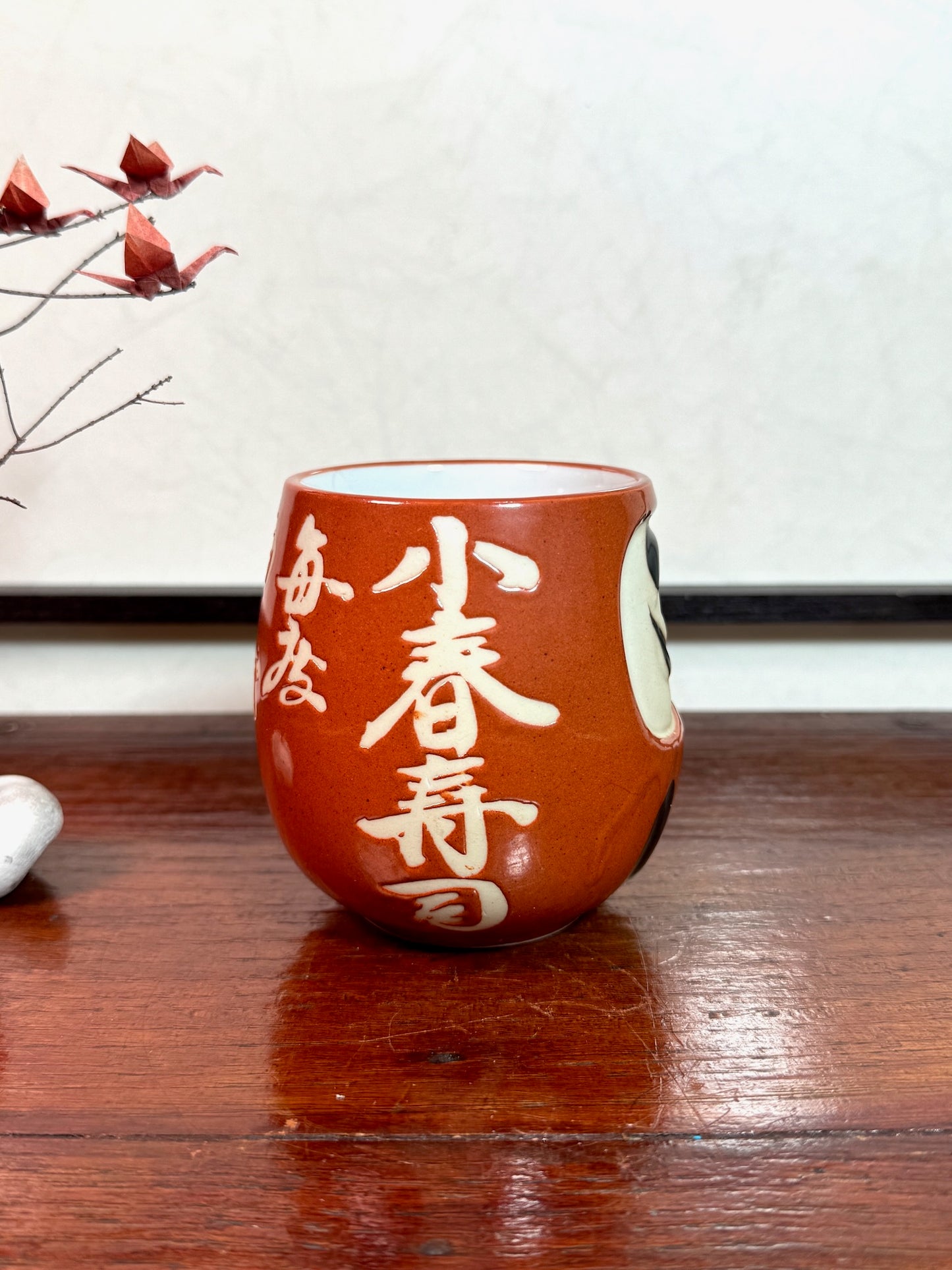 Tasse mug en forme de daruma photo droite