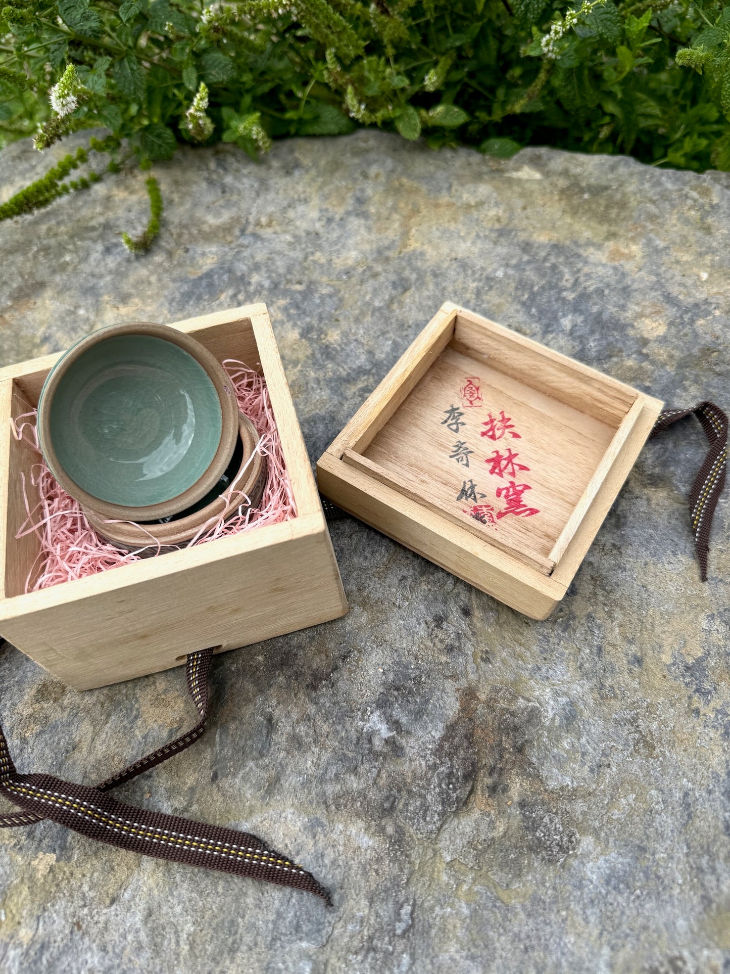 Boîte en céramique céladon en forme de mandarine avec couvercle et coffret en bois ouverte