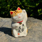 chat japonais Maneki Neko en céramique blanc et jaune