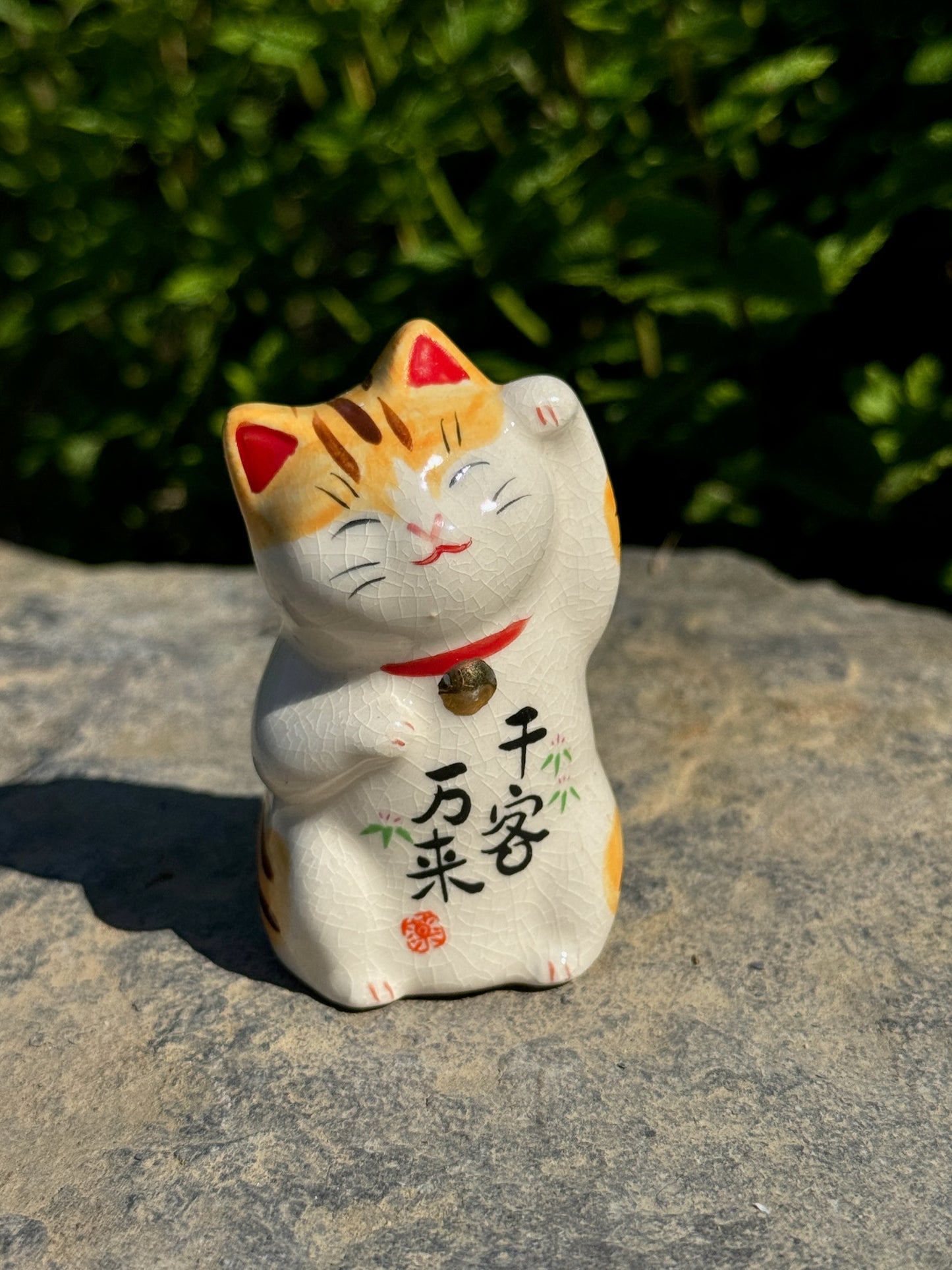 chat japonais Maneki Neko en céramique blanc et jaune