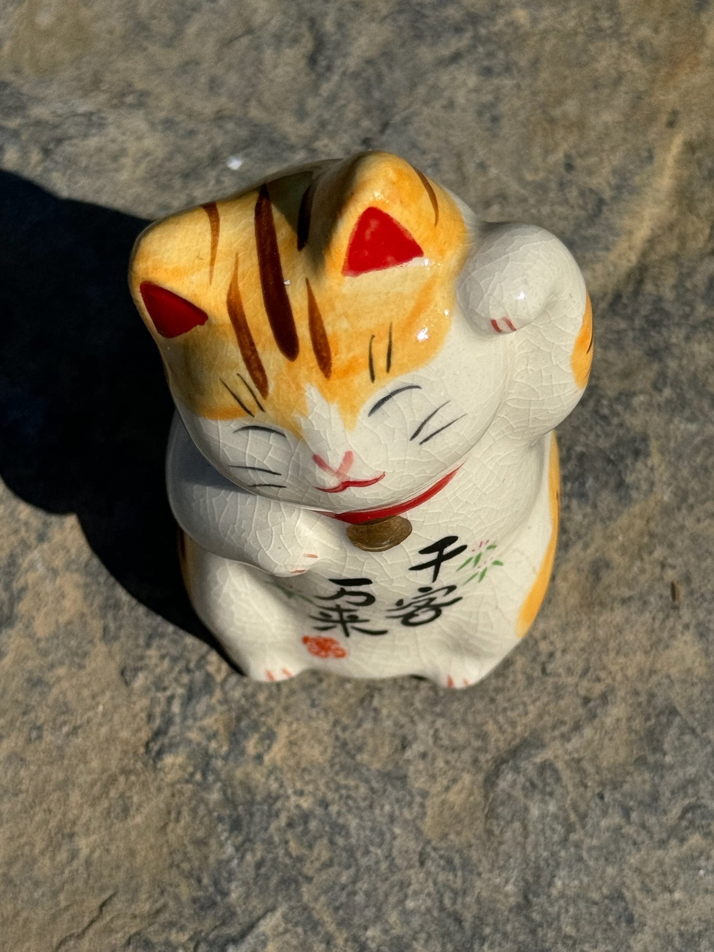 chat japonais Maneki Neko en céramique blanc et jaune, vu de dessus