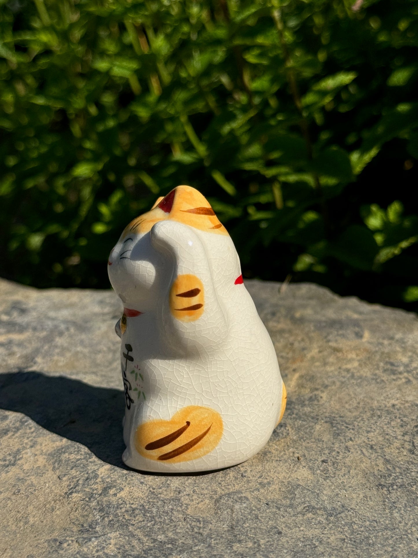 chat japonais Maneki Neko en céramique blanc et jaune, profil gauche