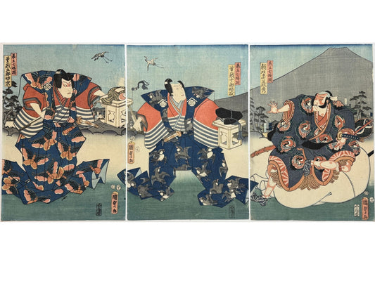 Estampe japonaise en triptyque de Kunisada II les frères Soga avec kimono motif oiseaux, papillons et grues avec les attributs des dieux du bonheur, mont Fuji en arrière plan