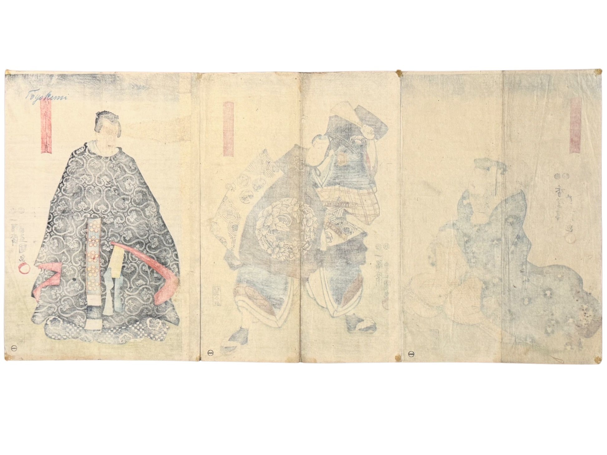 Triptyque Estampes japonaises anciennes de kunisada de trois acteurs de kabuki. Une vielle femme assise, un homme à l'éventail menaçant et un homme calme en kimono noir. dos estampe.