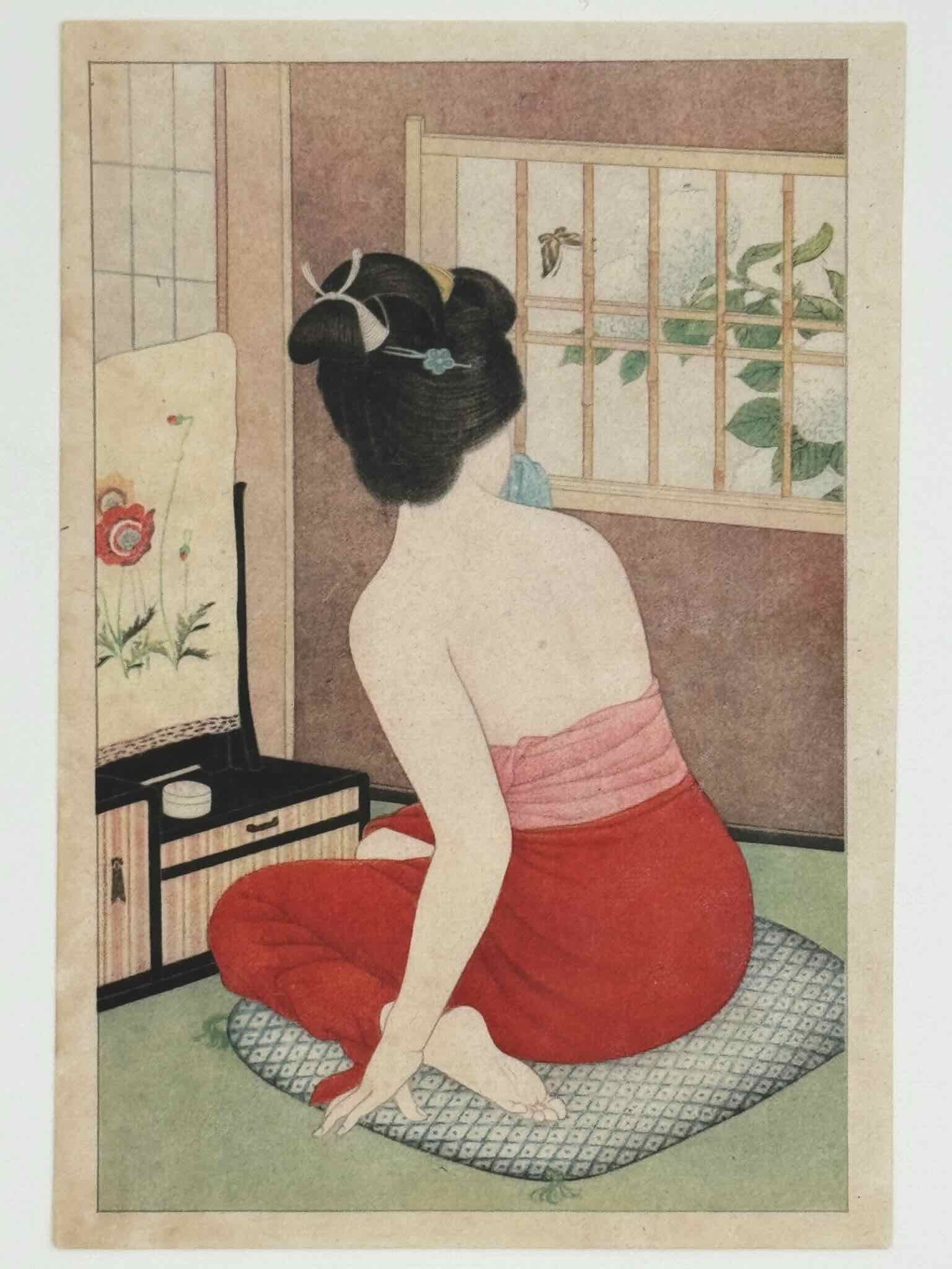 Lithographie Japonaise, Femme nue de dos avec étoffe rouge autour de sa taille, regardant par la fenêtre hortensias et papillon torse  Assise sur coussin à carreaux devant une petite coiffeuse avec miroir recouvert d'un tissu brodé de fleurs de pavot. 