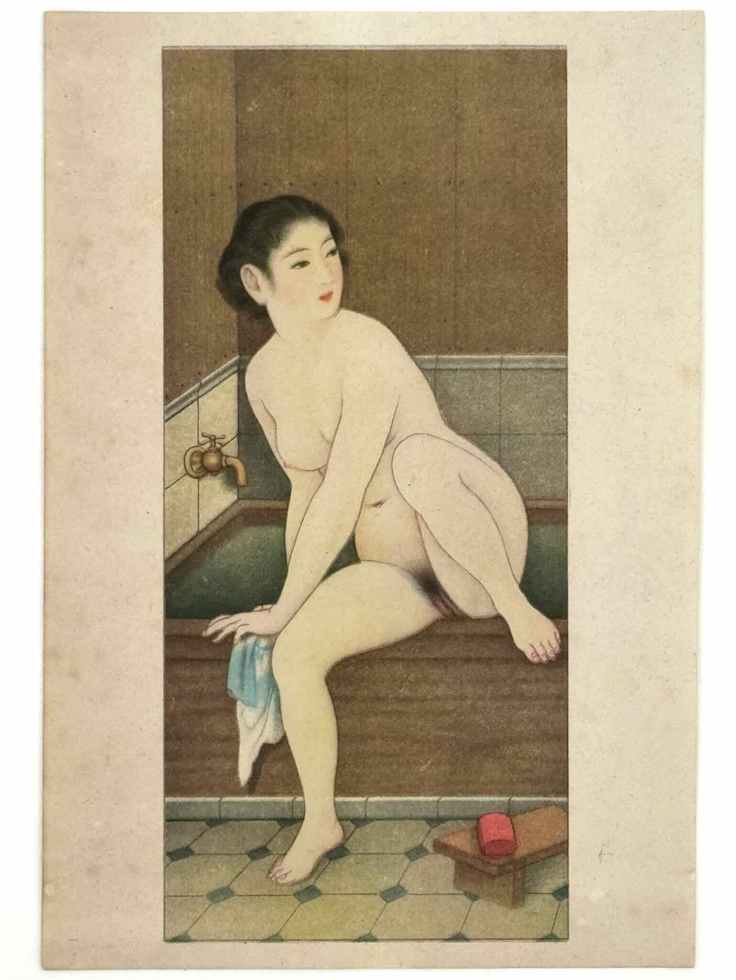 Lithographie Japonaise d'une femme nue sortant de son bain. Serviette à la main et petit banc et savon rouge à ses pieds.