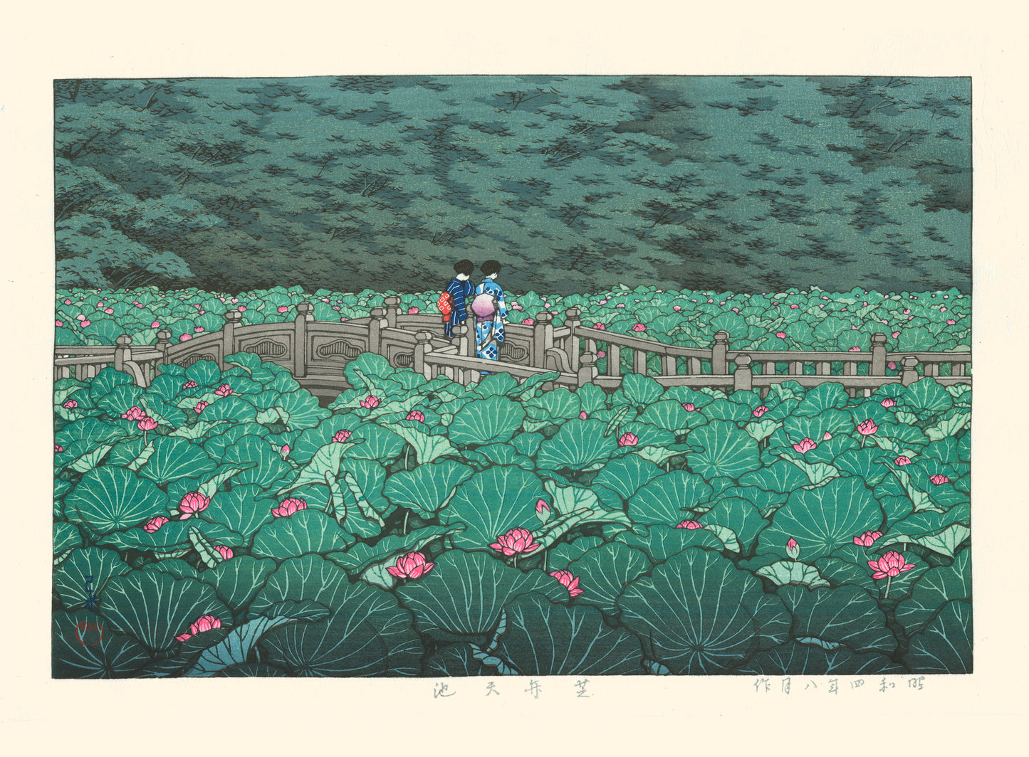 estampe japonaise de Hasui Kawase paysage deux femmes sur un pont en bois au milieu d'un vaste jardin de nenuphars