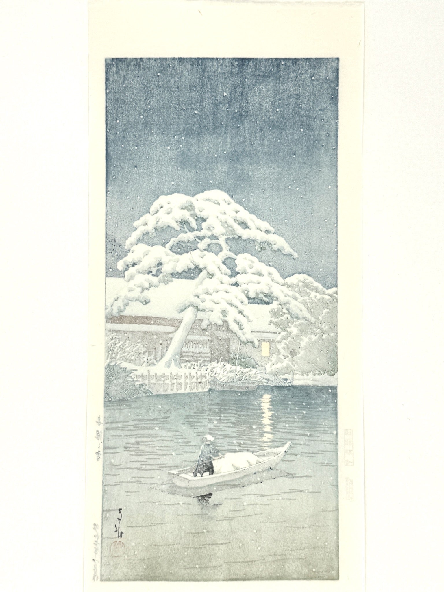 estampe japonaise de hasui kawase, paysage de nuit un pêcheur dans une barque passe devant un arbre recouvert de neige, dos de l'estampe