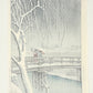 estampe japonaise de Kawase Hasui, deux femmes avec parapluies traverse un pont sous une tempête de neige, dos de l'estampe