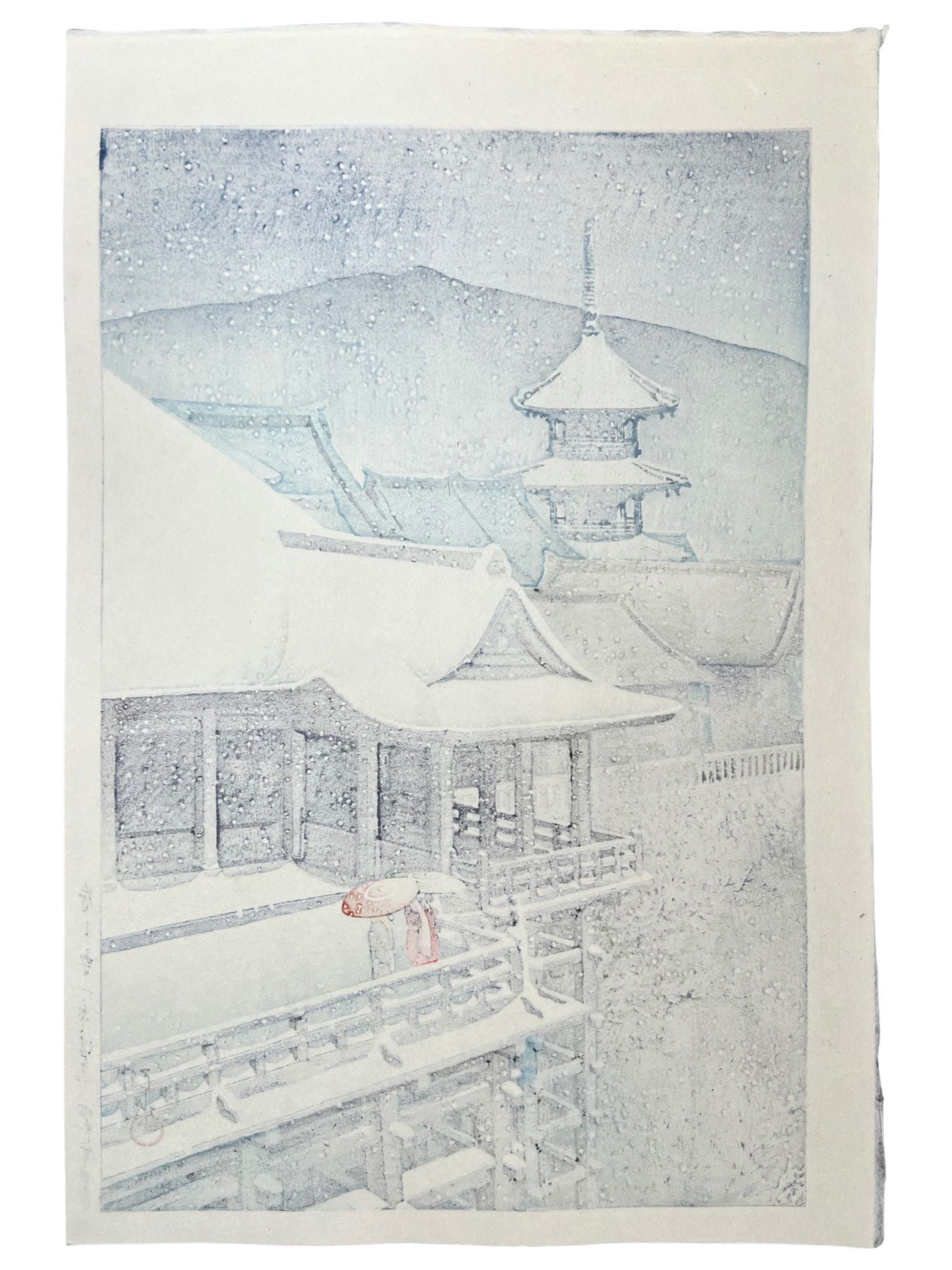 estampe japonaise de Kawase Hasui, paysage de neige, le temple Kiyomizu sous la neige, deux personnes en kimono rouge, sur des parapluies sur la terrasse, dos de l'estampe