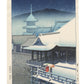 estampe japonaise de Kawase Hasui, paysage de neige, le temple Kiyomizu sous la neige, deux personnes en kimono rouge, sur des parapluies sur la terrasse