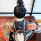 poupée japonaise traditionnelle samourai seigneur, gros plan sur la coiffure