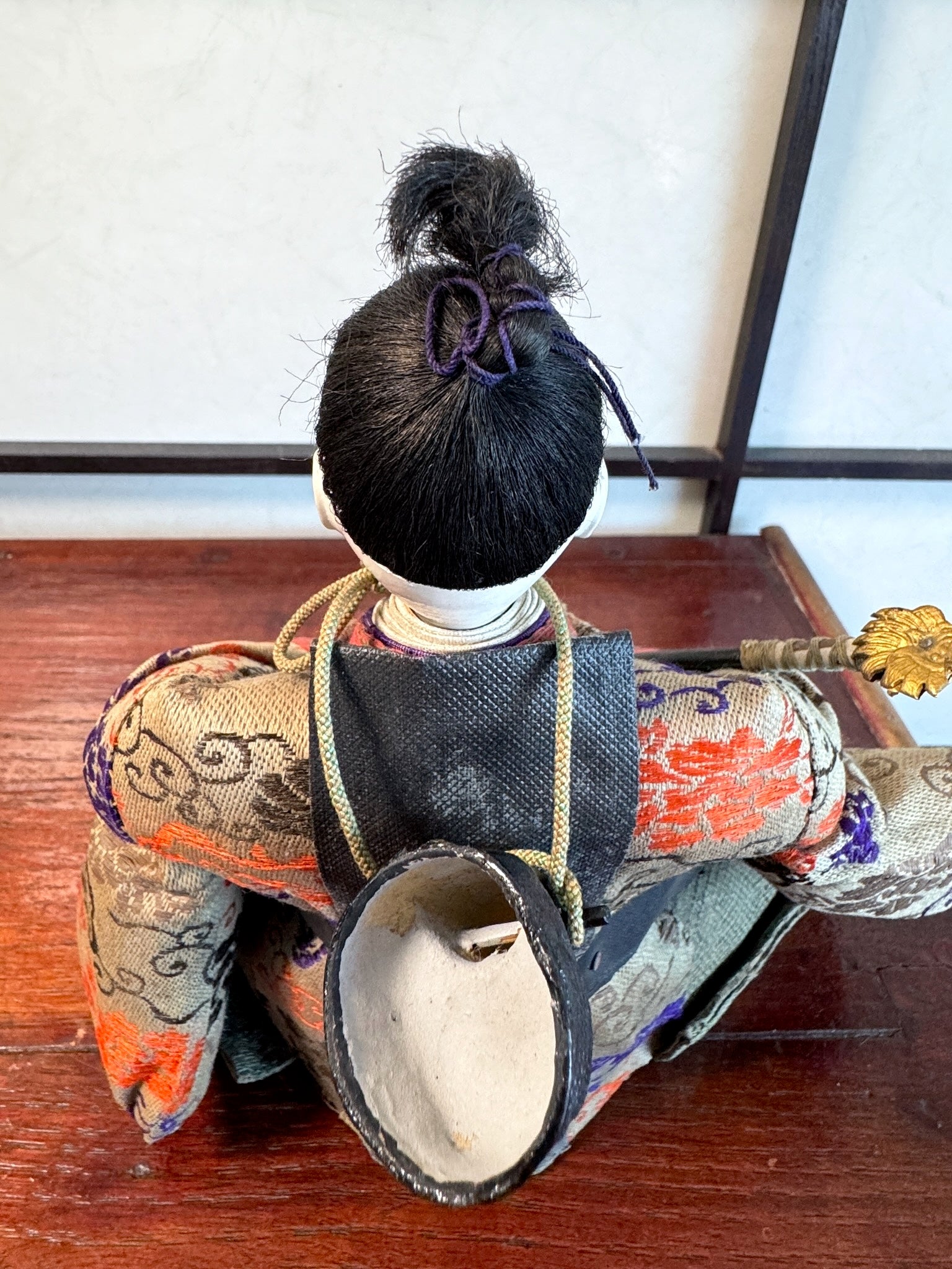 poupée japonaise traditionnelle samourai seigneur, gros plan sur la coiffure