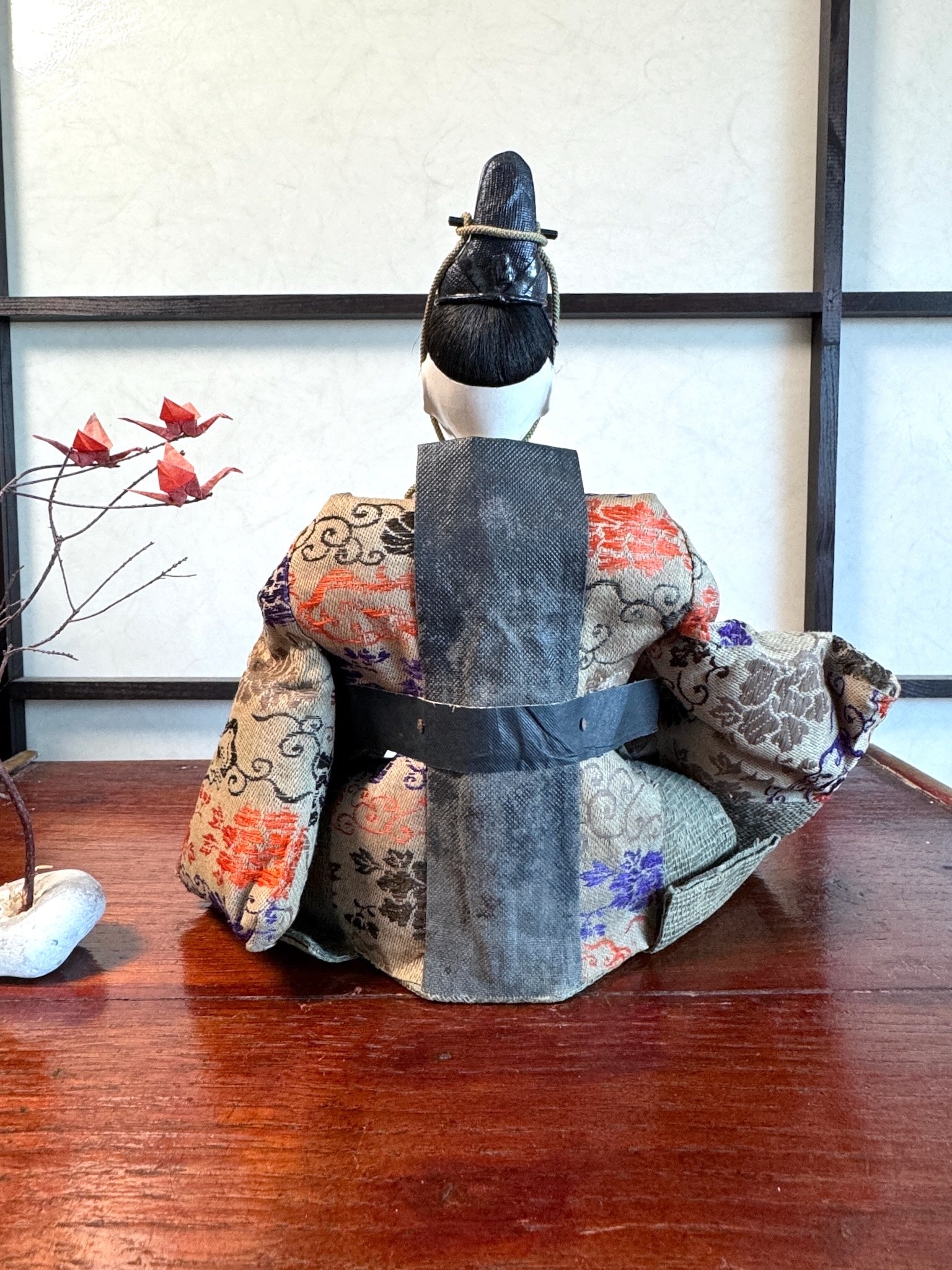 poupée japonaise traditionnelle samourai seigneur, vu de dos