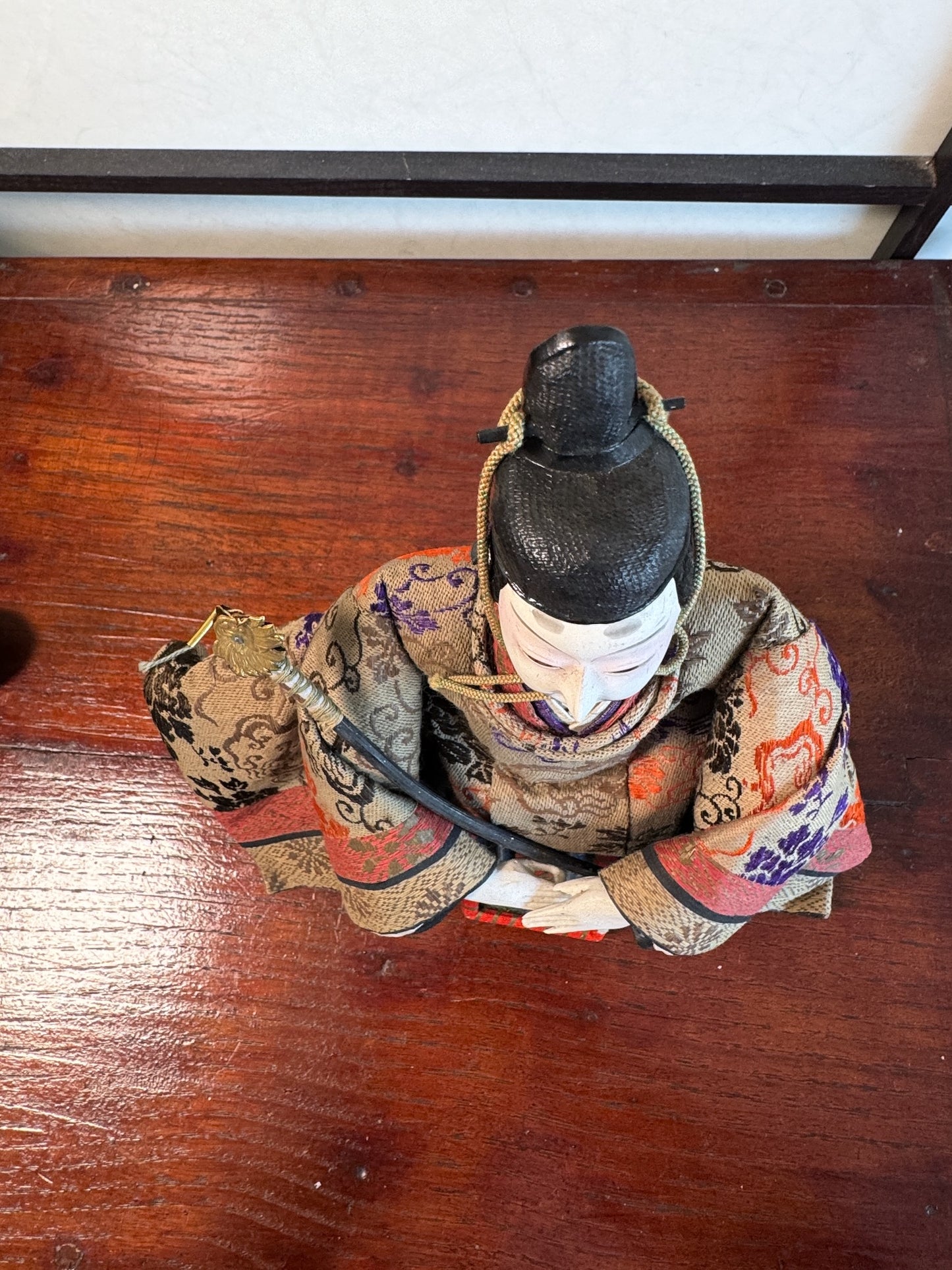 poupée japonaise traditionnelle samourai seigneur, vu de dessus