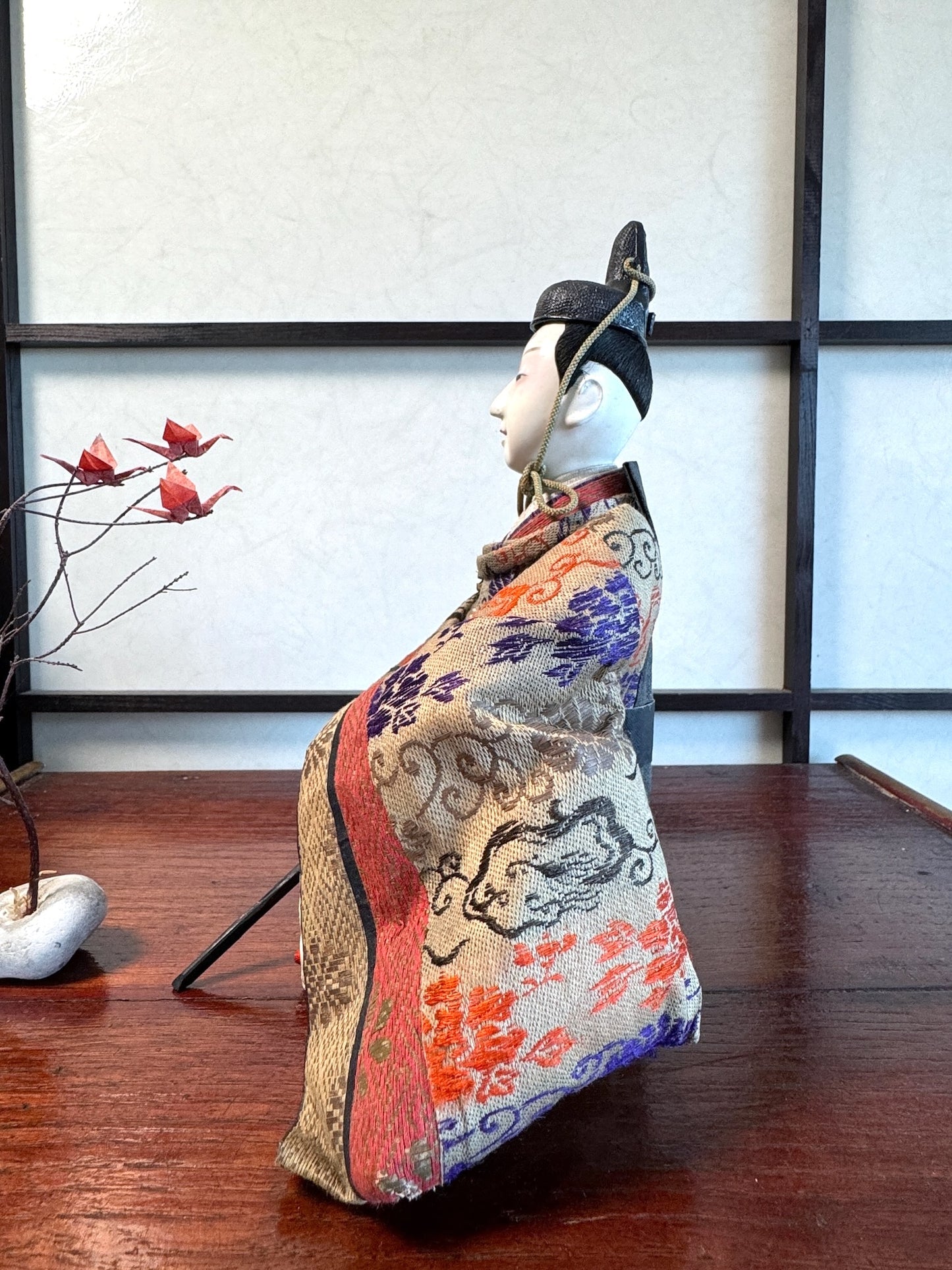 poupée japonaise traditionnelle samourai seigneur, profil gauche