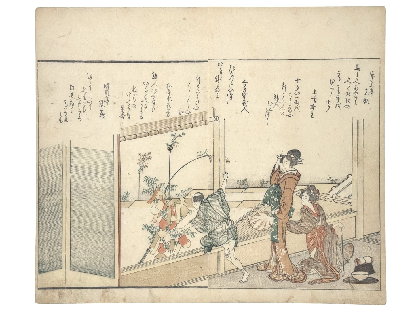 estampe japonaise de Hokusai, deux femmes en kimono et un homme accrochent de papiers de voeux sur un bambou pour Tanabata. Poème Kyoka en japonais sur la partie haute de l'estampe