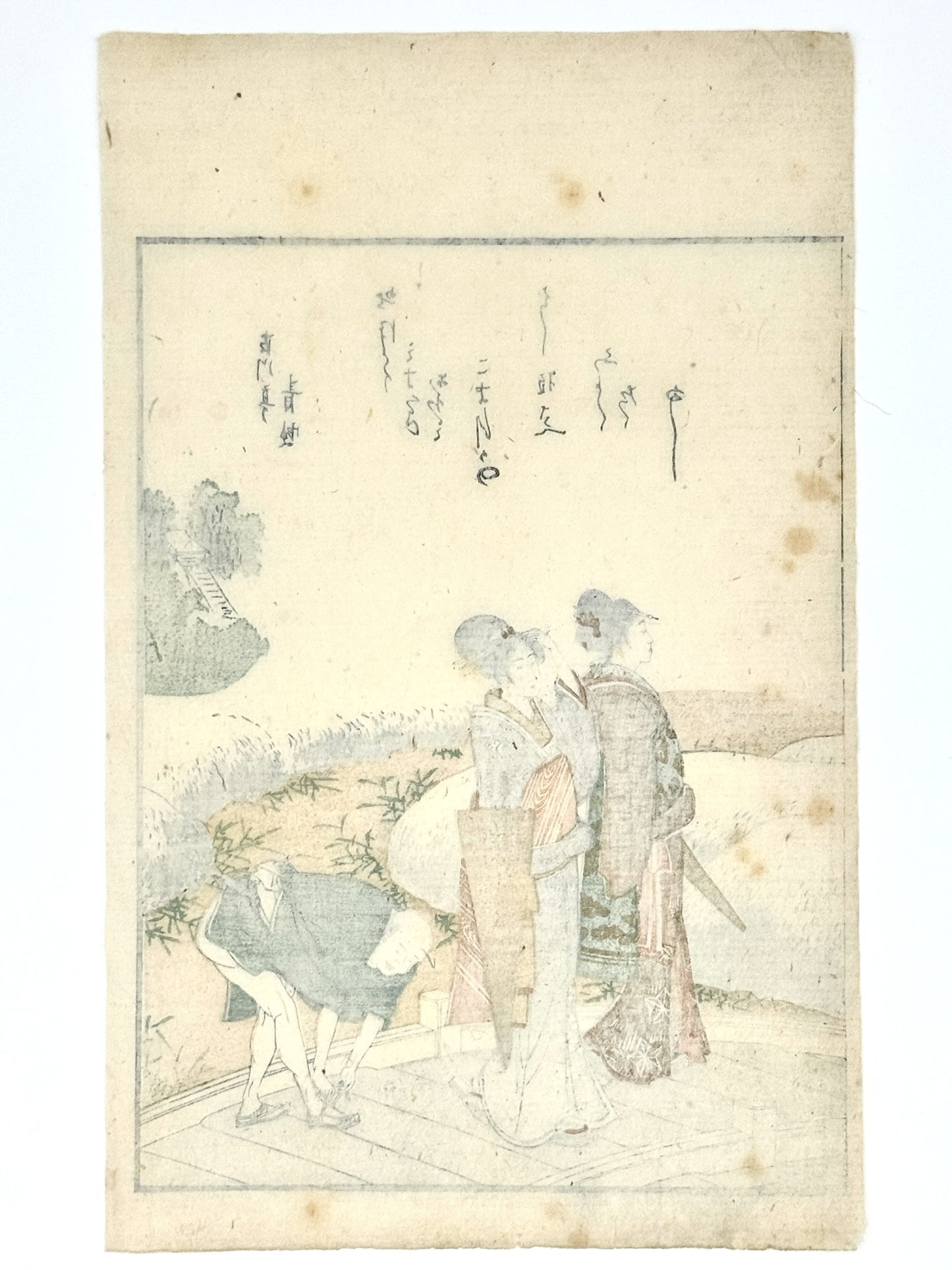 estampe japonaise de Hokusai, deux femmes en kimono avec ombrelles fermées sur le bras sur un pont. Derrière elles un homme penché renoue sa sandale. Poème Kyoka en japonais sur la partie haute de l'estampe