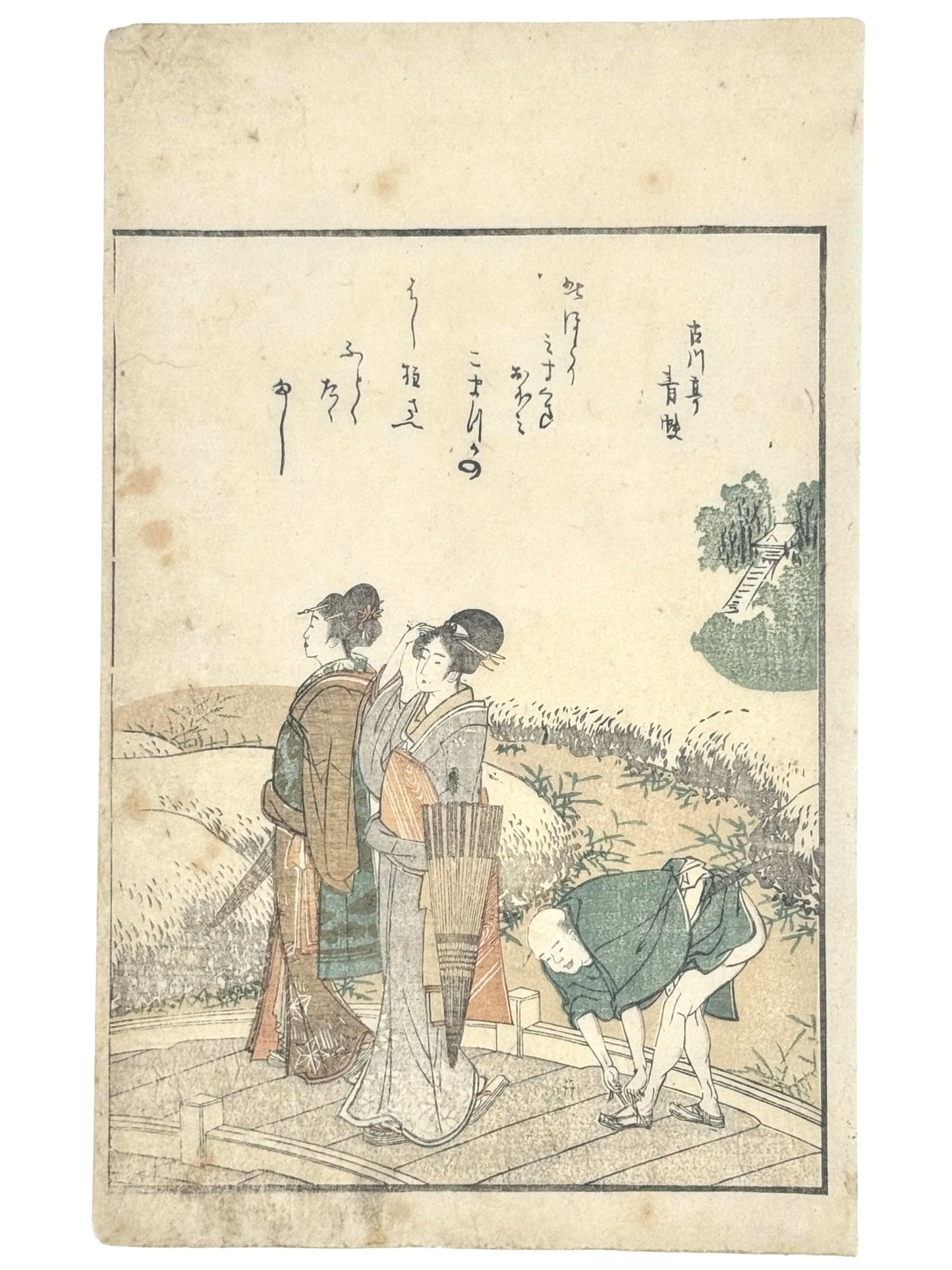 estampe japonaise de Hokusai, deux femmes en kimono avec ombrelles fermées sur le bras sur un pont. Derrière elles un homme penché renoue sa sandale. Poème Kyoka en japonais sur la partie haute de l'estampe