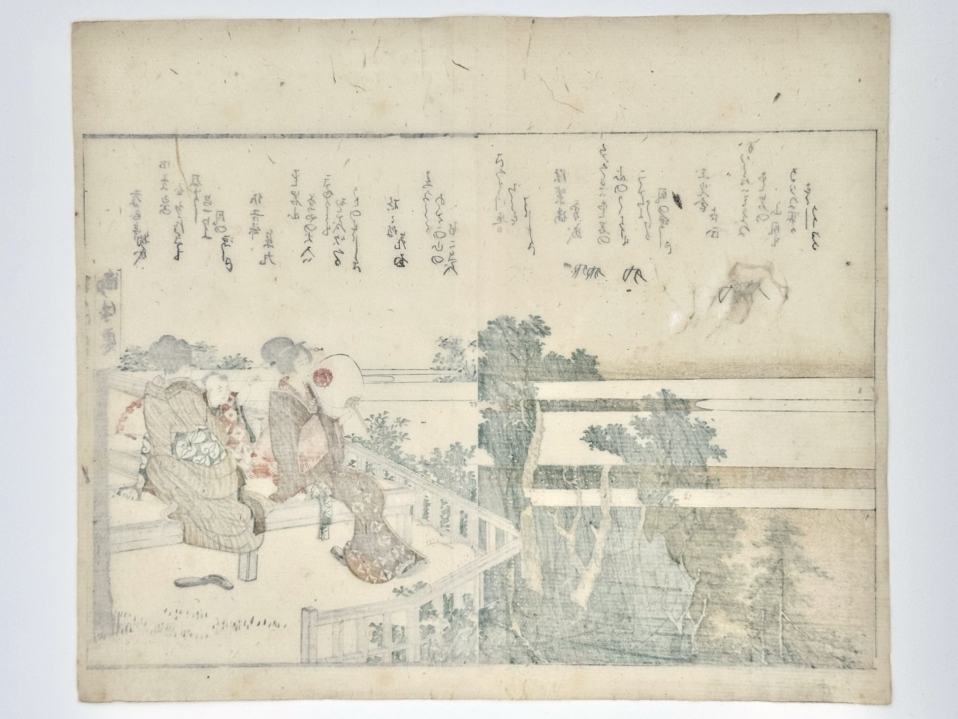 estampe japonaise de Hokusai, deux femmes en kimono et éventail à la main et enfant admirant le paysage assis sur une terrasse. Poème Kyoka en japonais sur la partie haute de l'estampe, verso