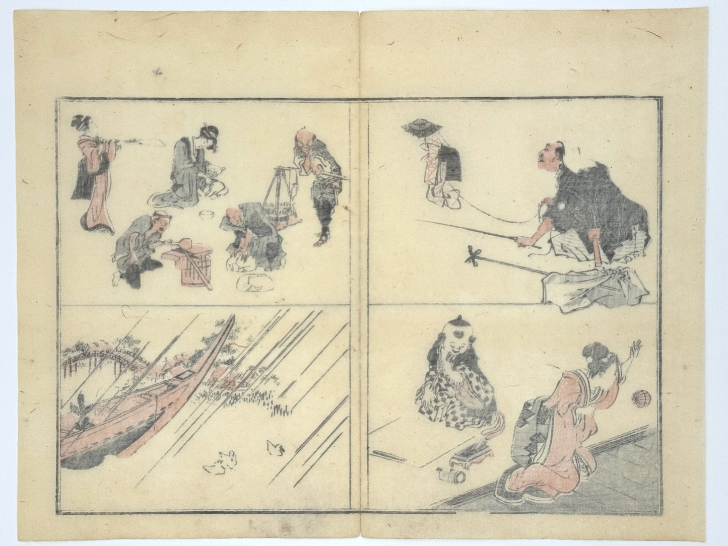 Estampe japonaise de Toyota Hokkei, Quatre scènettes, enfant faisant calligraphie, femmes jouant au ballon et à Hagoita, artisans travaillant. Paysage avec Barque amarrée, pluie et pont arqué, canards. dos estampe