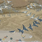 estampe japonaise école Kano, envol d'oiseaux au dessus de la plage jonchée de coquillages, gors plan sur plage, mer oiseaux, coquillages