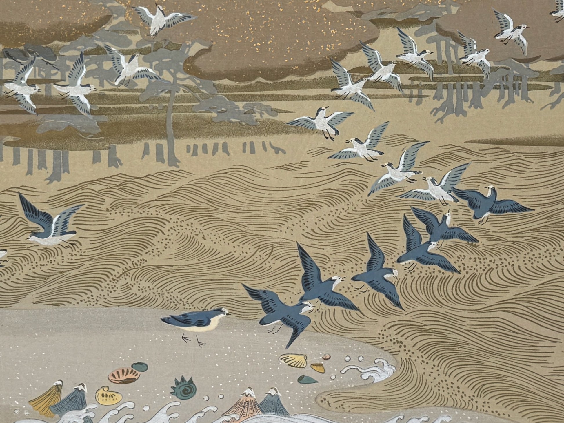 estampe japonaise école Kano, envol d'oiseaux au dessus de la plage jonchée de coquillages, gors plan sur plage, mer oiseaux, coquillages