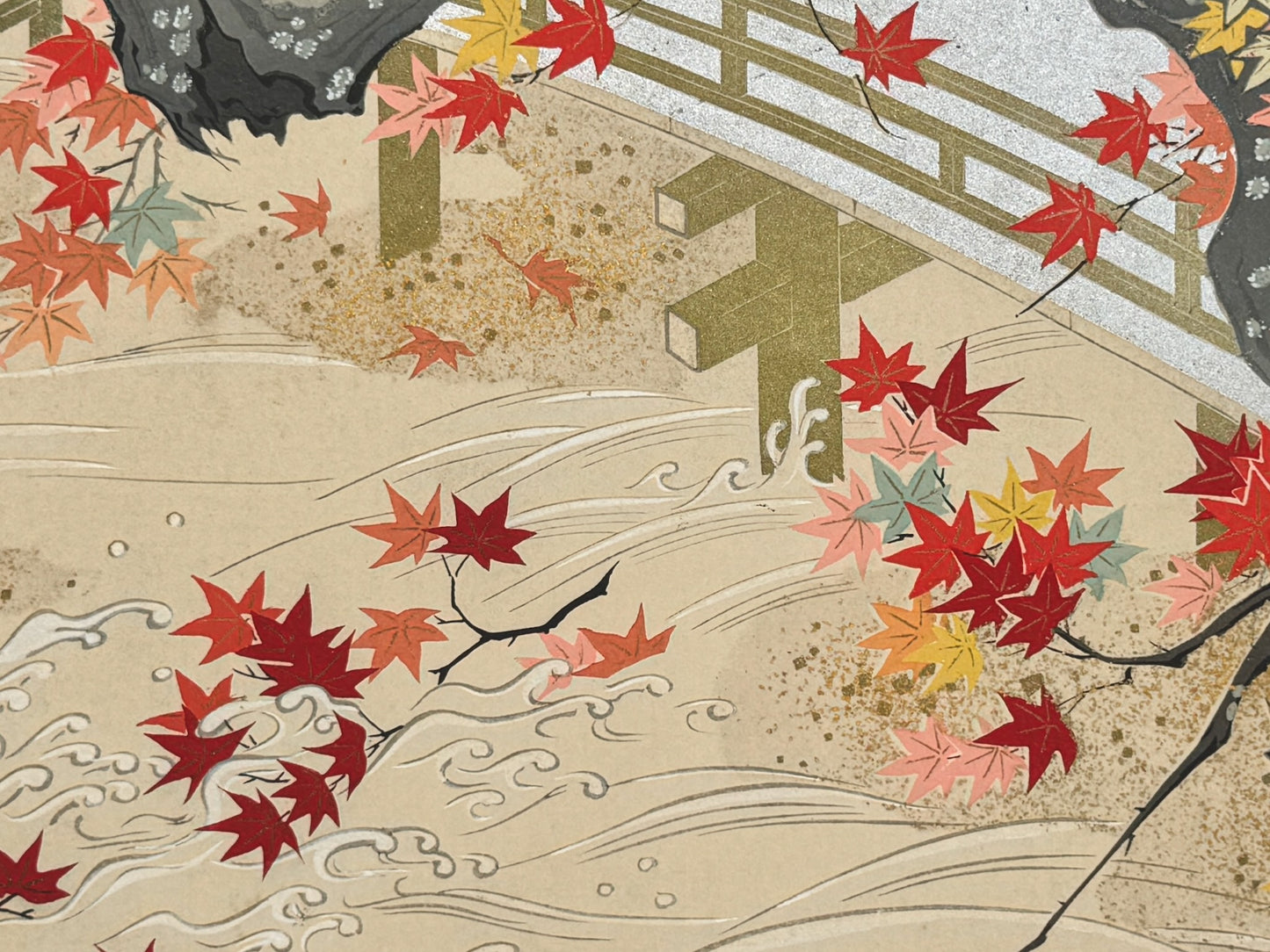 estampe japonaise école Kano, érables rouge à l'automne, pont et rivière à Uji, gros plan sur les feuilles rouge et les mouvements de l'eau