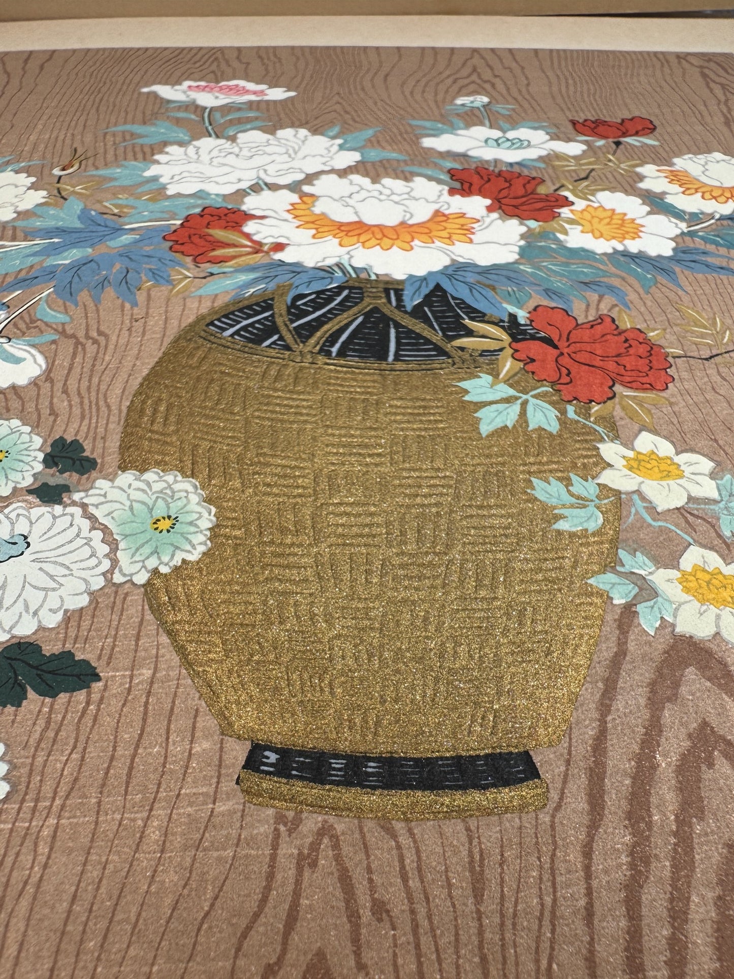 estampe japonaise école Kano, fleurs d'automne dans des vases, gaufrage du papier sur le vase doré