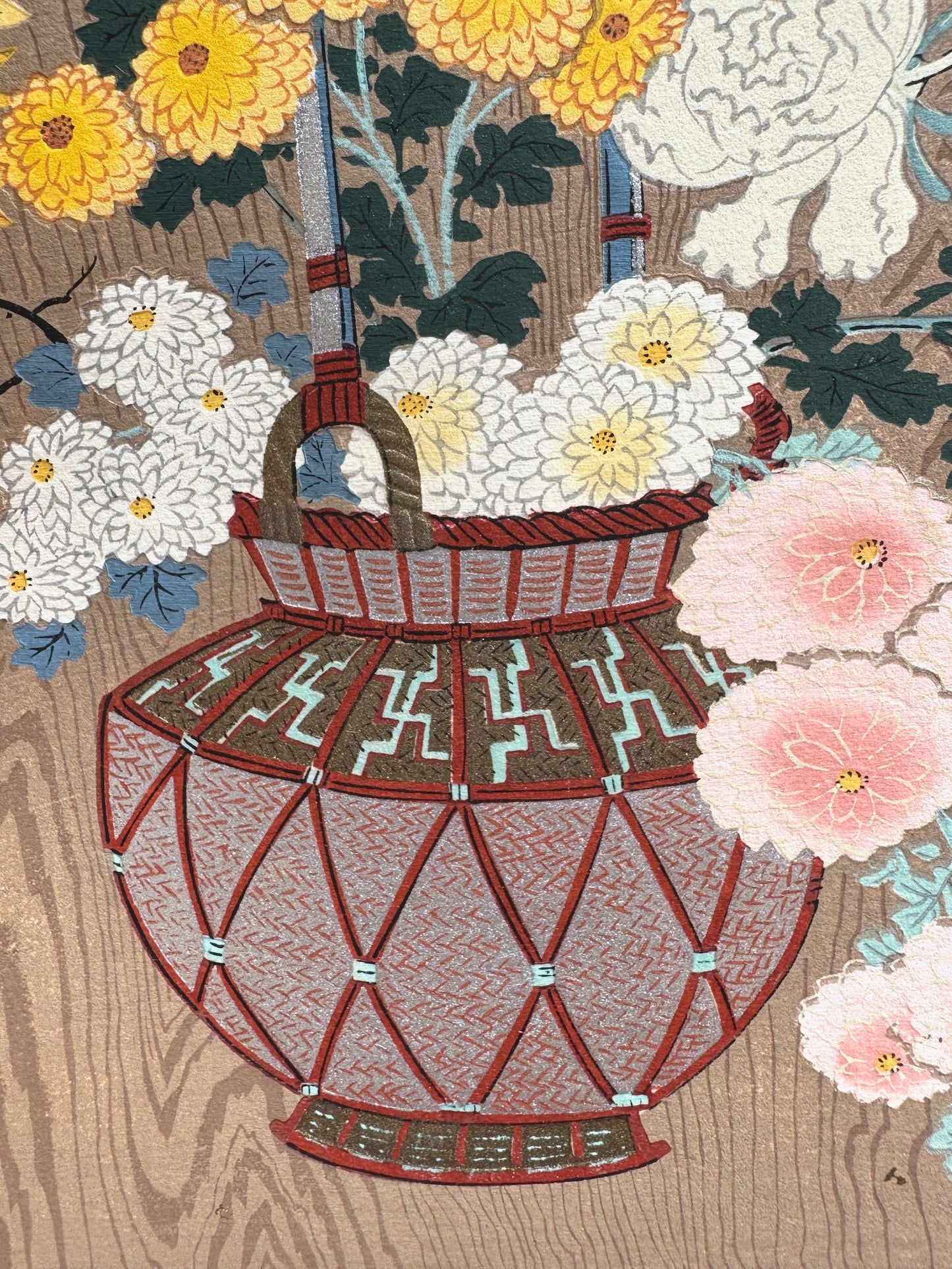 estampe japonaise école Kano, fleurs d'automne dans des vases, vase argent et rouge tressé