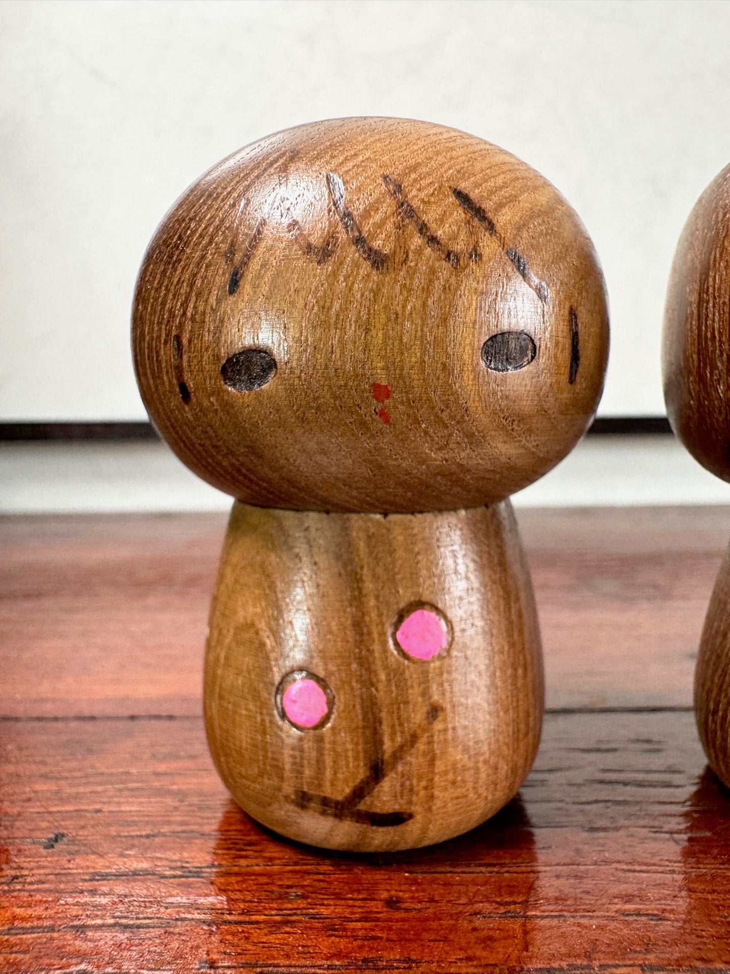 kokeshi couple Yamanaka Sanpei motif branche de cerisier stylisé, la fille