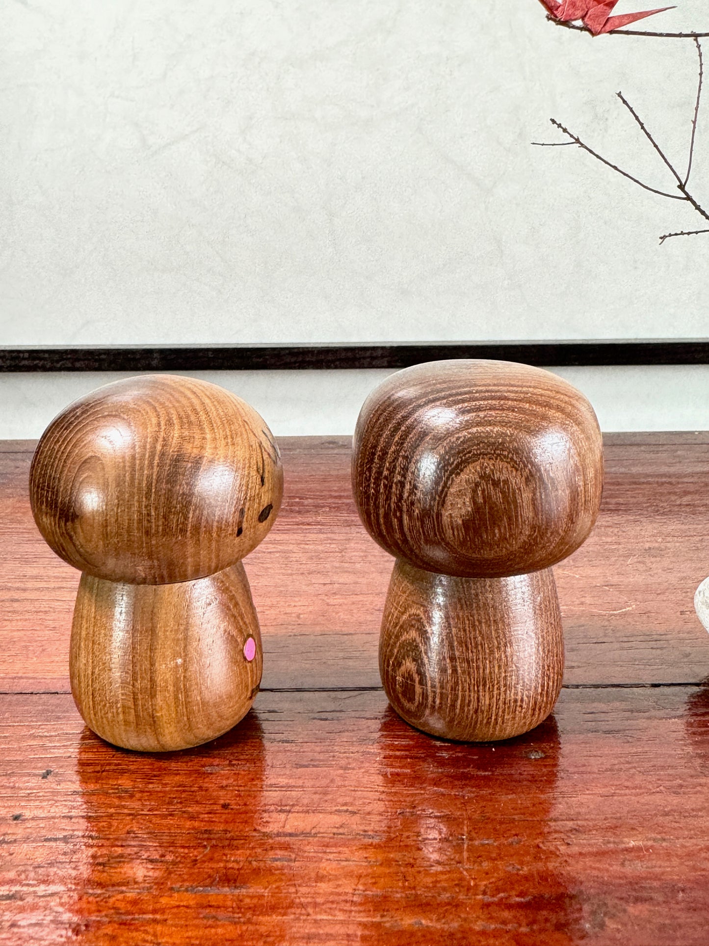 kokeshi couple Yamanaka Sanpei motif branche de cerisier stylisé, vu profil droit